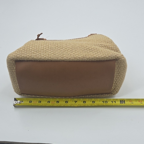 Elegant Tan Woven Fossil Bag with Wooden Handles - Picture 15 of 16